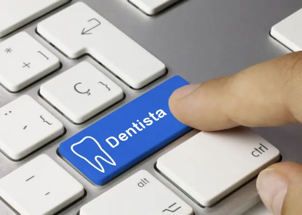 teclado para clínica dental con botón azul de acceso directo.